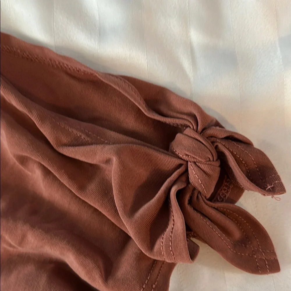 Green Envelope Mauve Short Sleeve Top with Tie Details - Picture 5 of 6